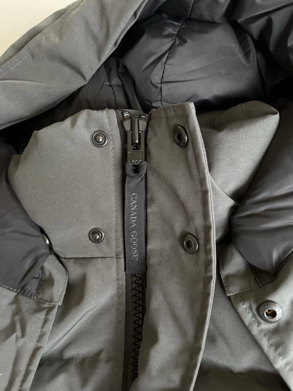 Nova Saints™ Canada Goose Wyndham Parka Grey/Black Badge